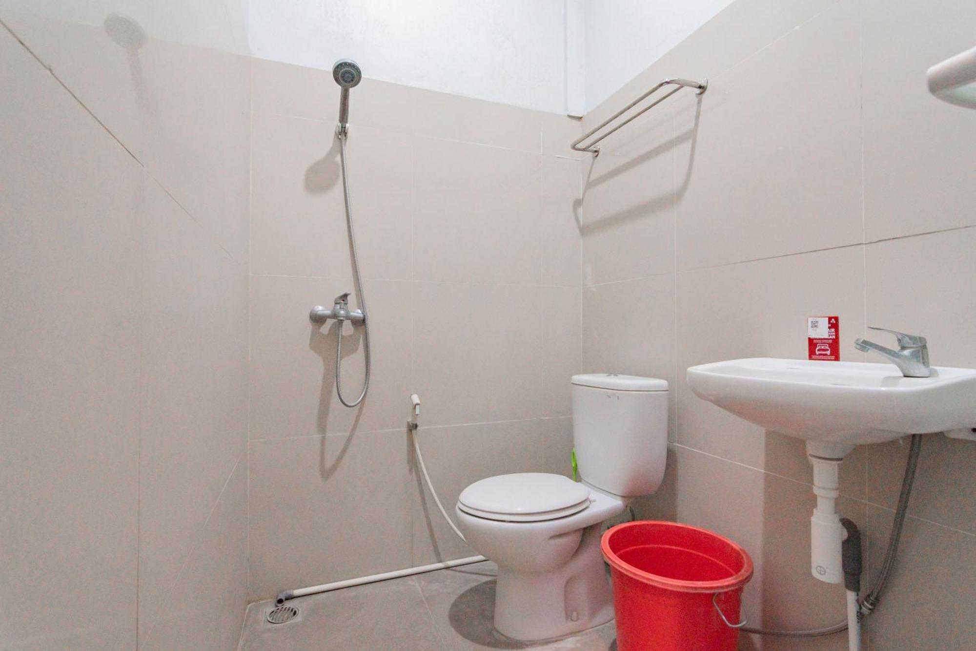 Reddoorz Plus Syariah @ Tuparev Cirebon 3 Pokoj fotografie