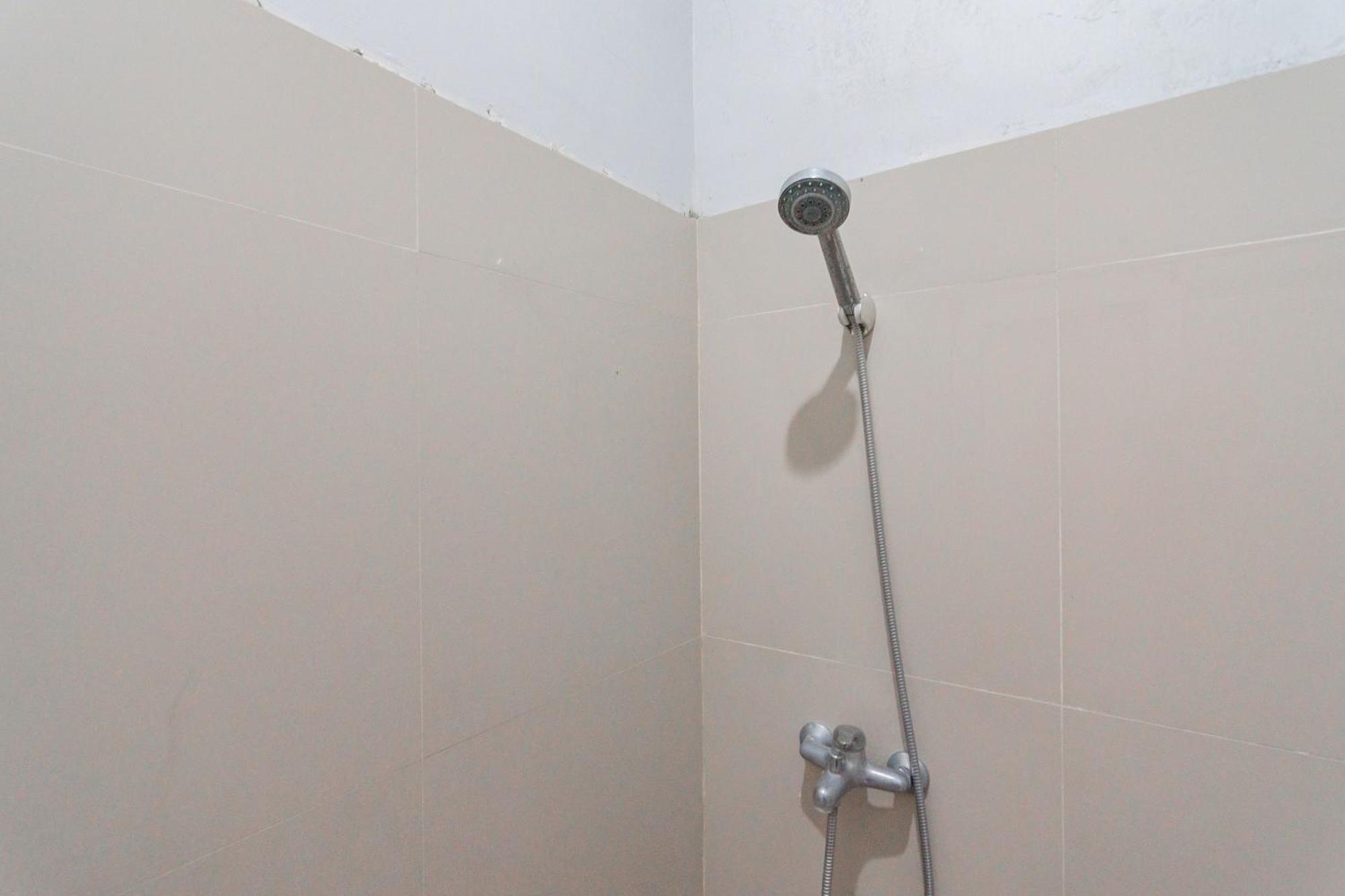Reddoorz Plus Syariah @ Tuparev Cirebon 3 Pokoj fotografie