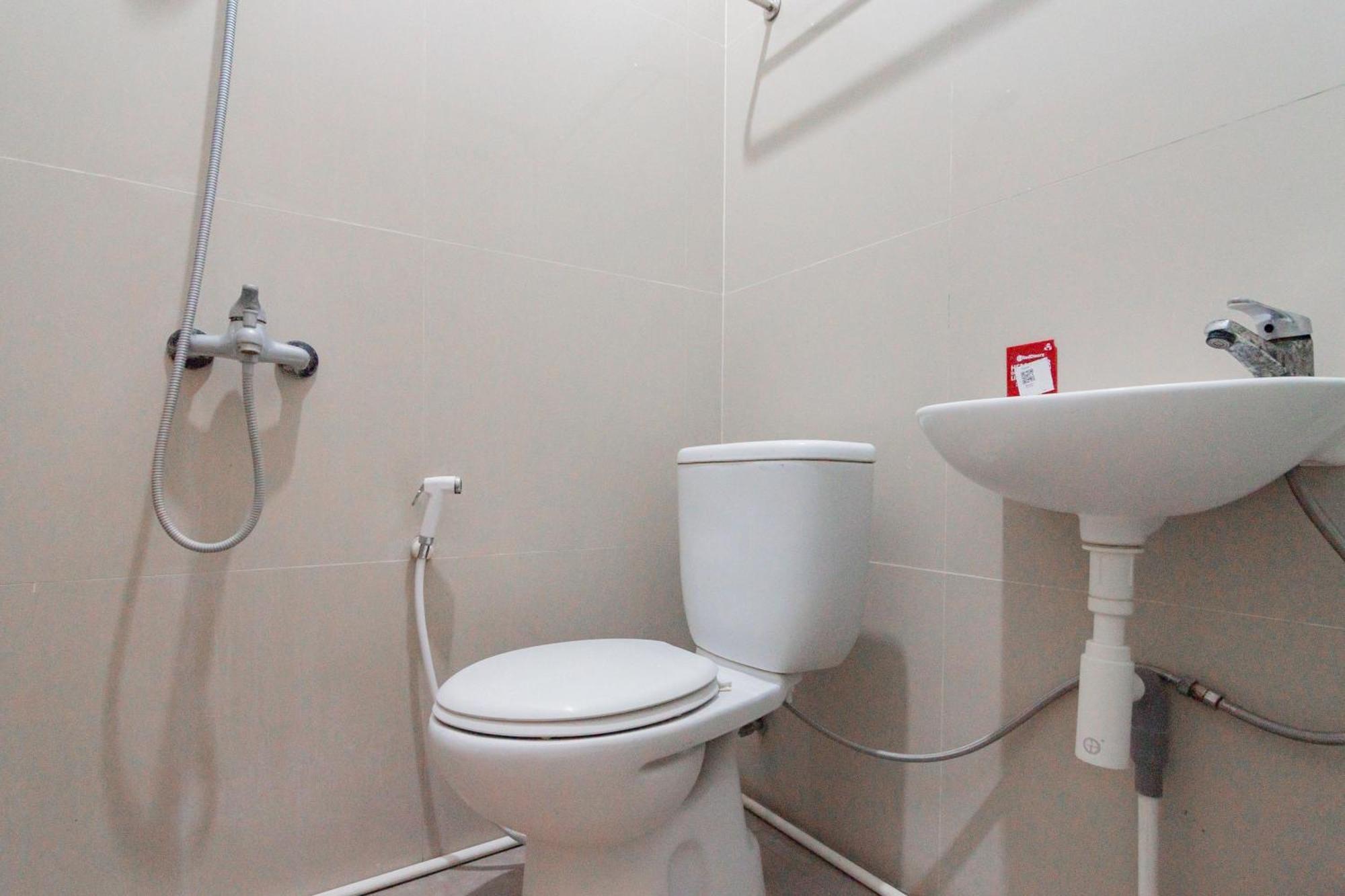 Reddoorz Plus Syariah @ Tuparev Cirebon 3 Pokoj fotografie